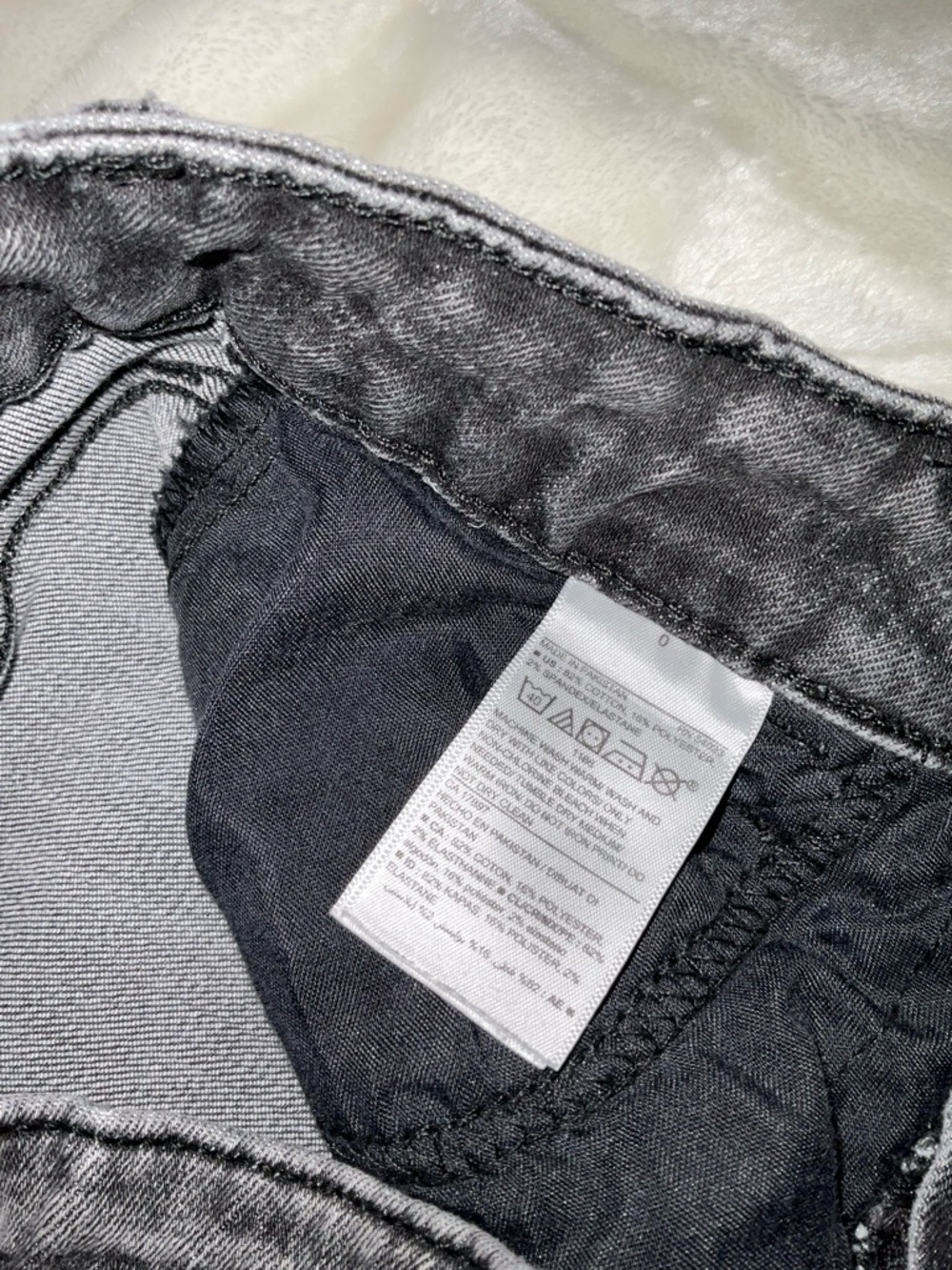 Old Navy Rockstar Super Skinny Black Acid-Wash Jeans - Picture 6 of 7